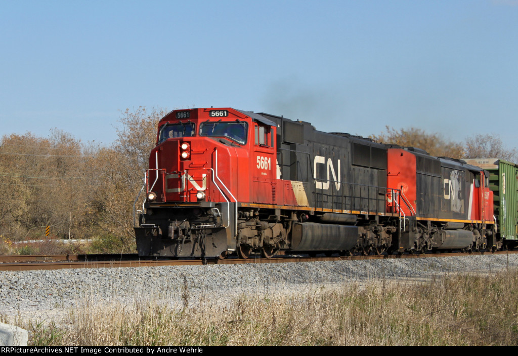 CN 5661 draws near the Hillside Road crossing